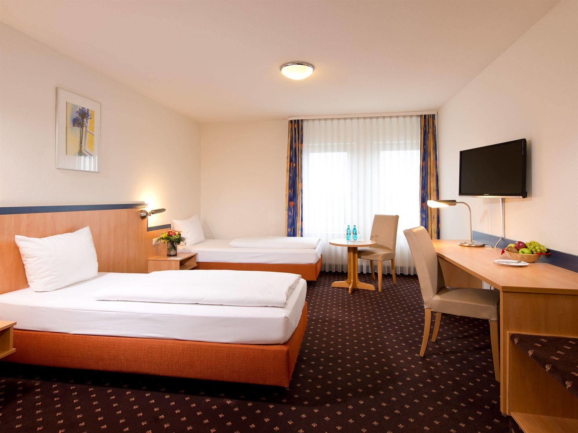 Achat Hotel Хоккенхайм Экстерьер фото