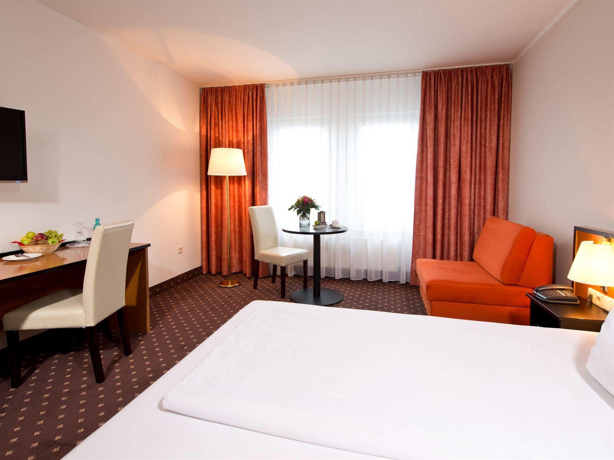 Achat Hotel Хоккенхайм Экстерьер фото